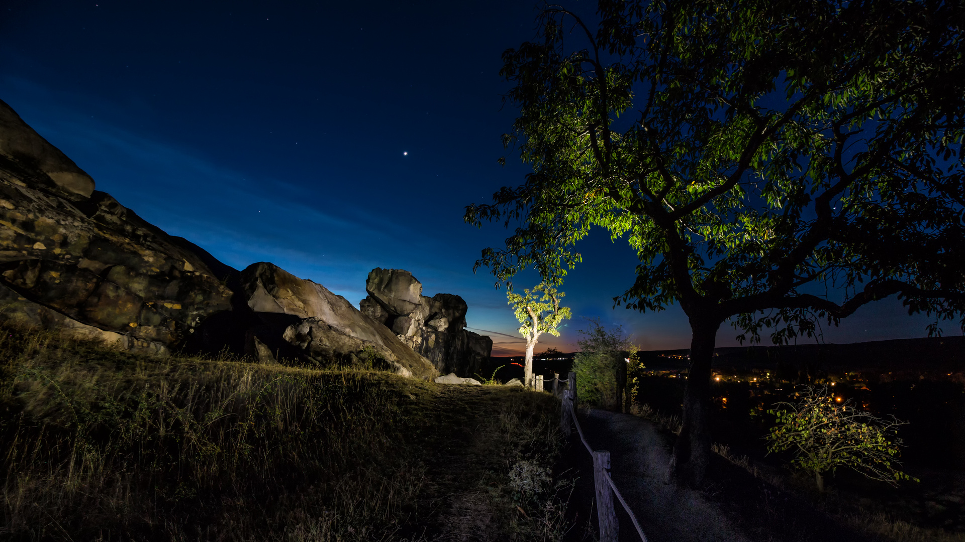 Blaue Stunde an der Teufelsmauer