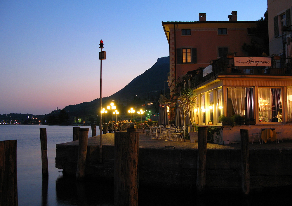 Blaue Stunde an einem Sommerabend in Gargnano