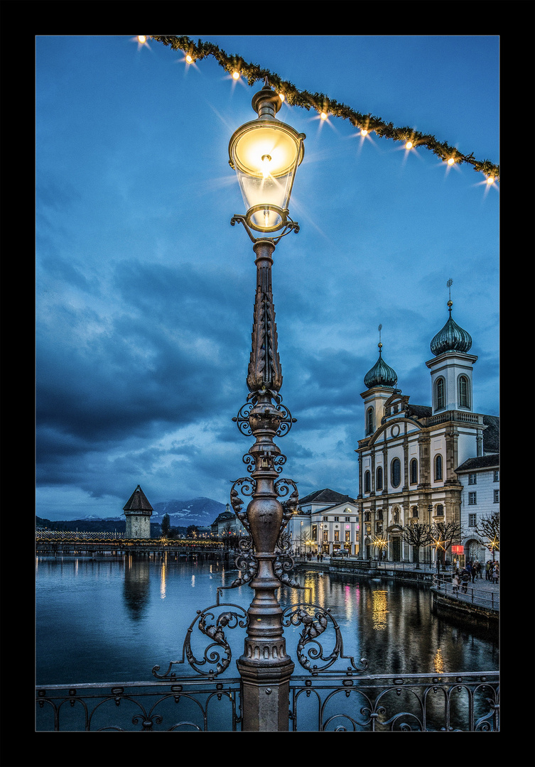 Blaue Stunde an Weihnachten in Luzern