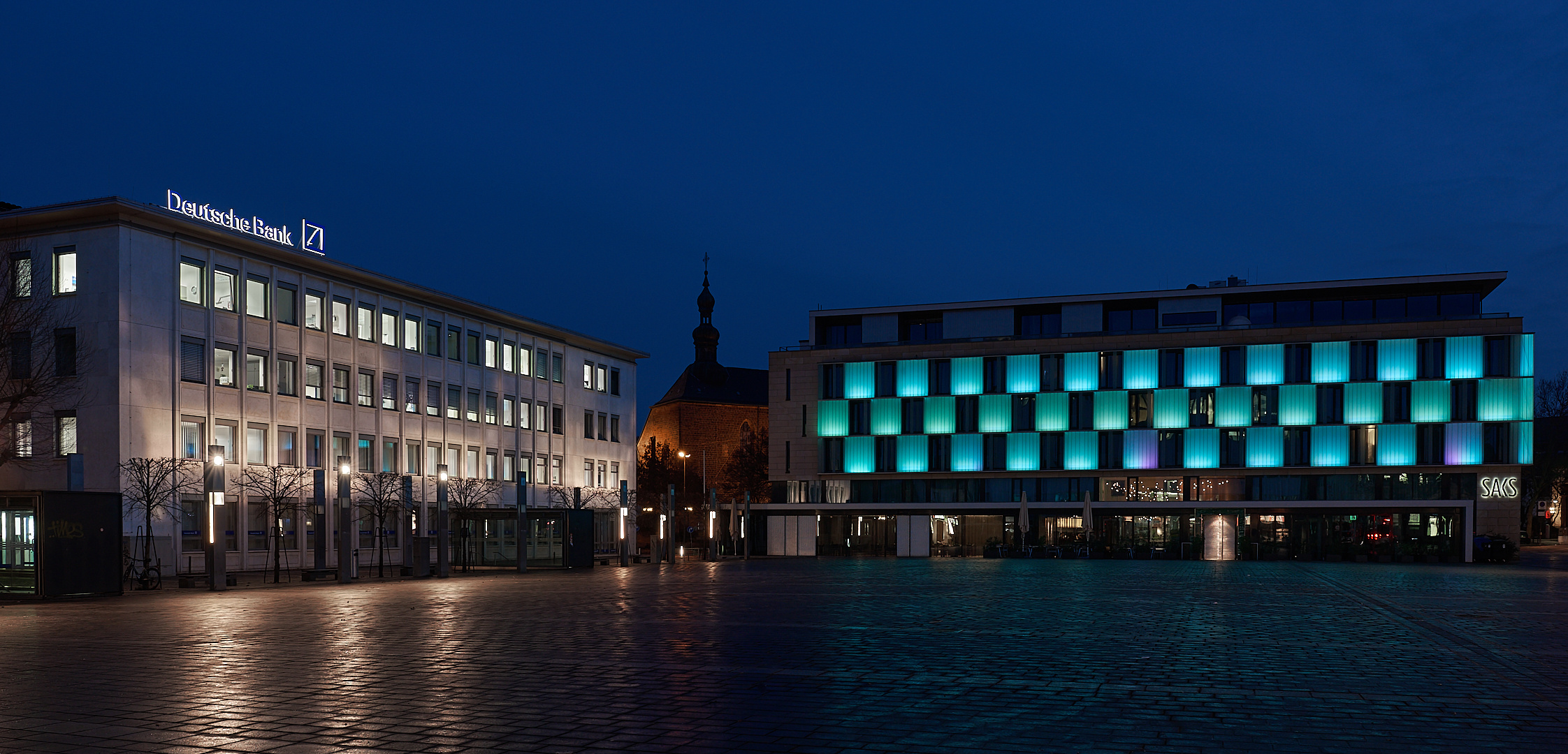 Blaue Stunde auf dem Stiftsplatz in Kaiserslautern.