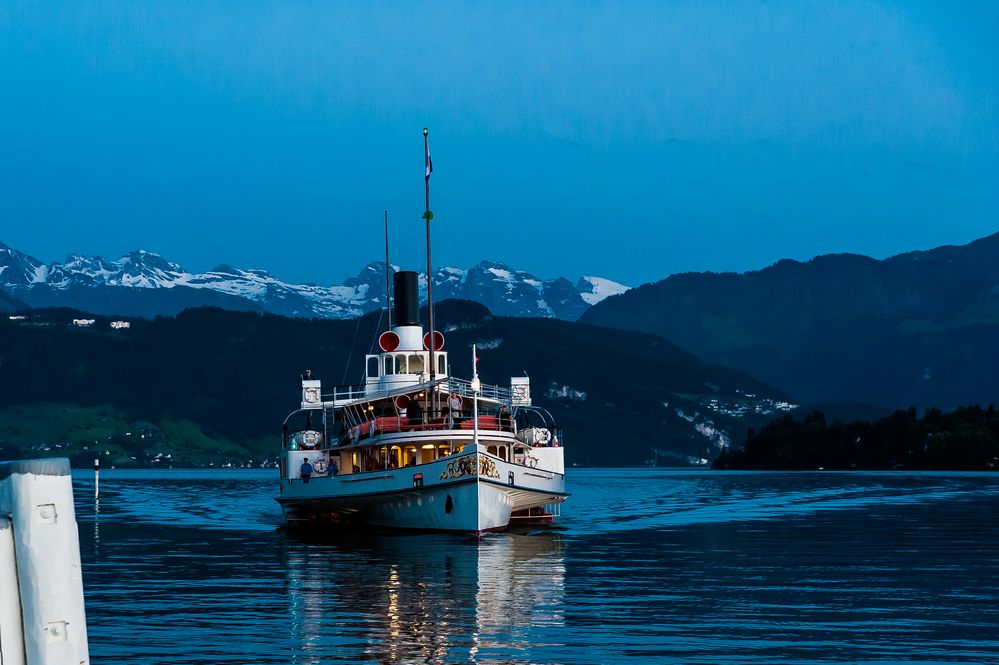 [ Blaue Stunde auf dem Vierwaldstättersee ]