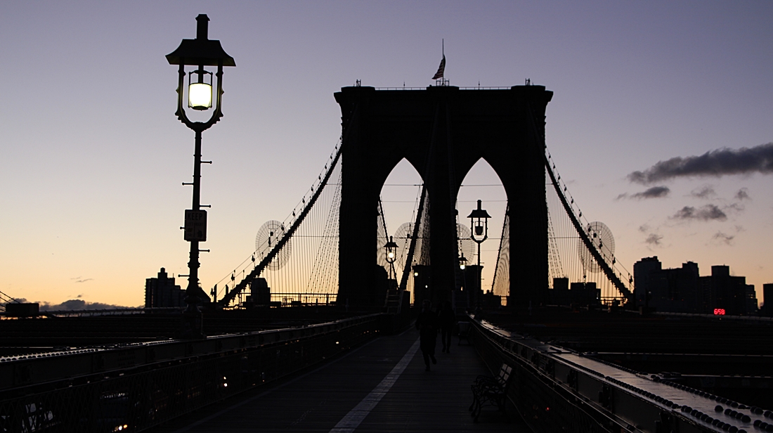 Blaue Stunde auf der Brooklyn Bridge