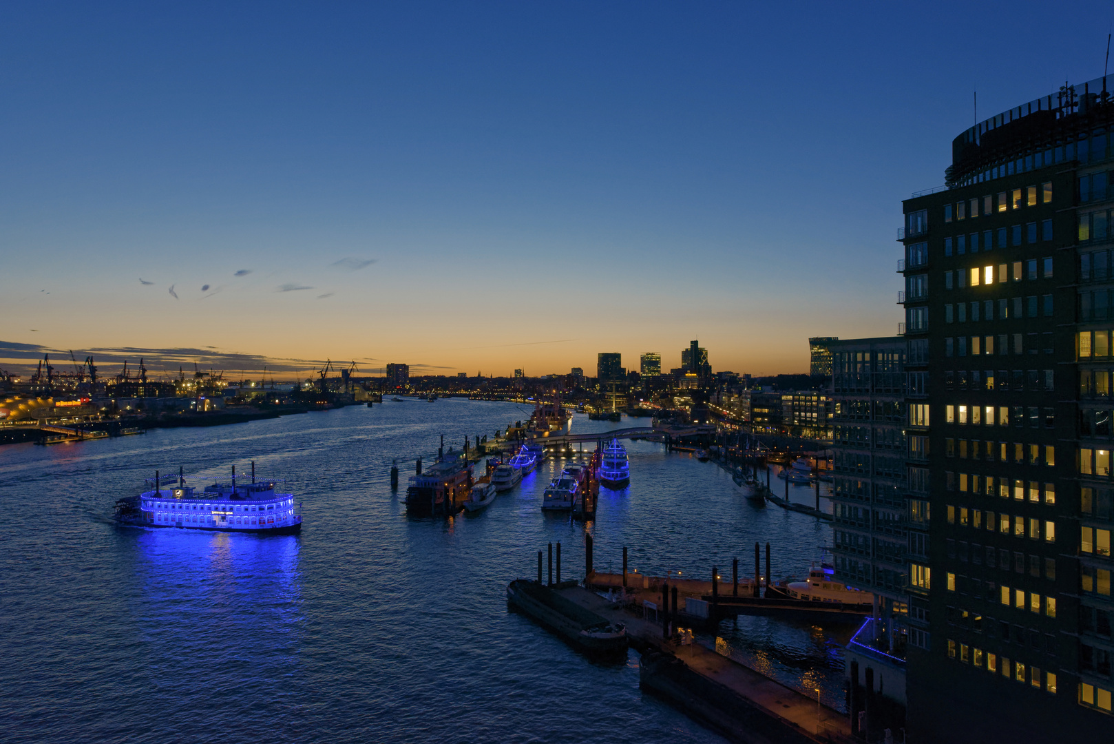 Blaue Stunde auf der Elphi-Plaza