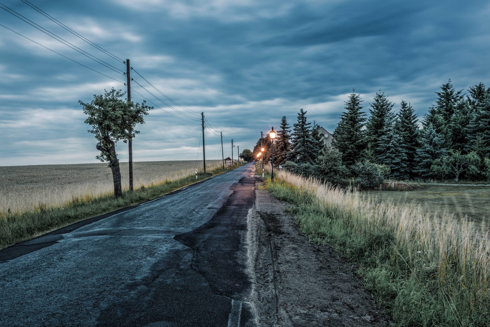 Blaue Stunde auf der Straße