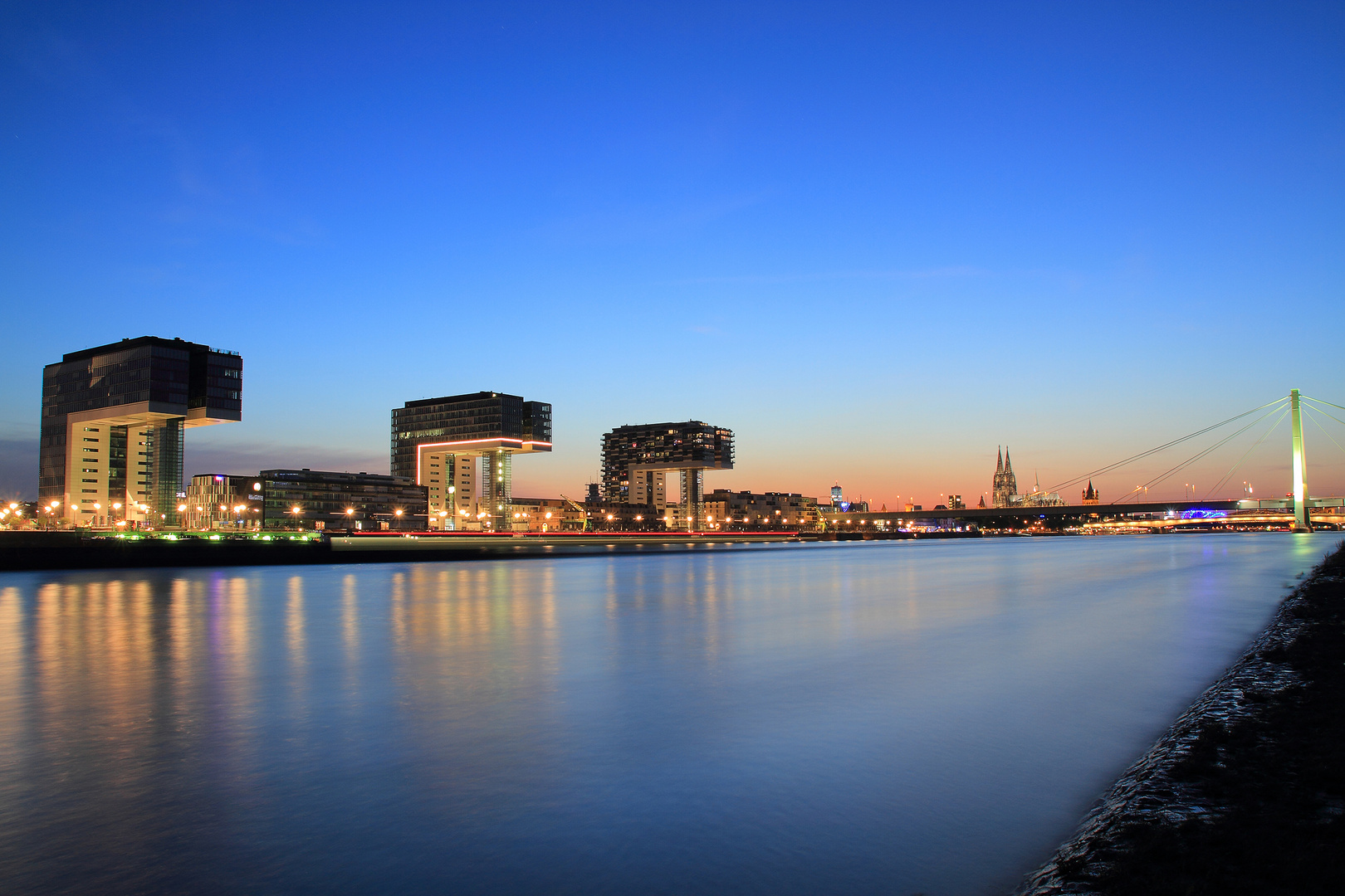 Blaue Stunde bei Kölner Rheinaue