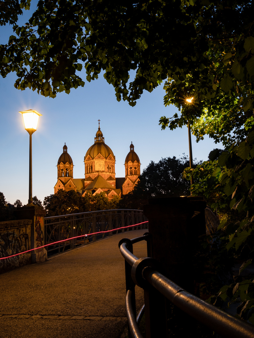 Blaue Stunde bei St. Lukas 