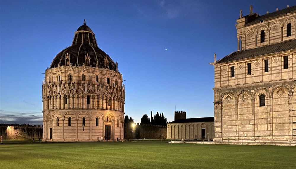 Blaue Stunde beim Piazza dei Miracoli