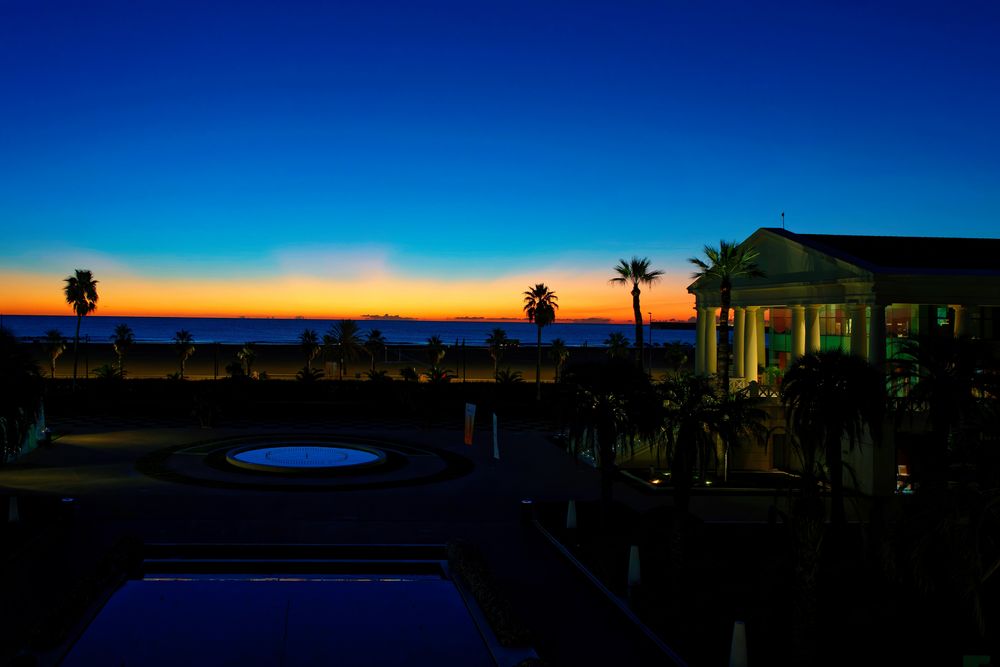 "Blaue Stunde" beim Sonnenaufgang am Strand von Las Arenas