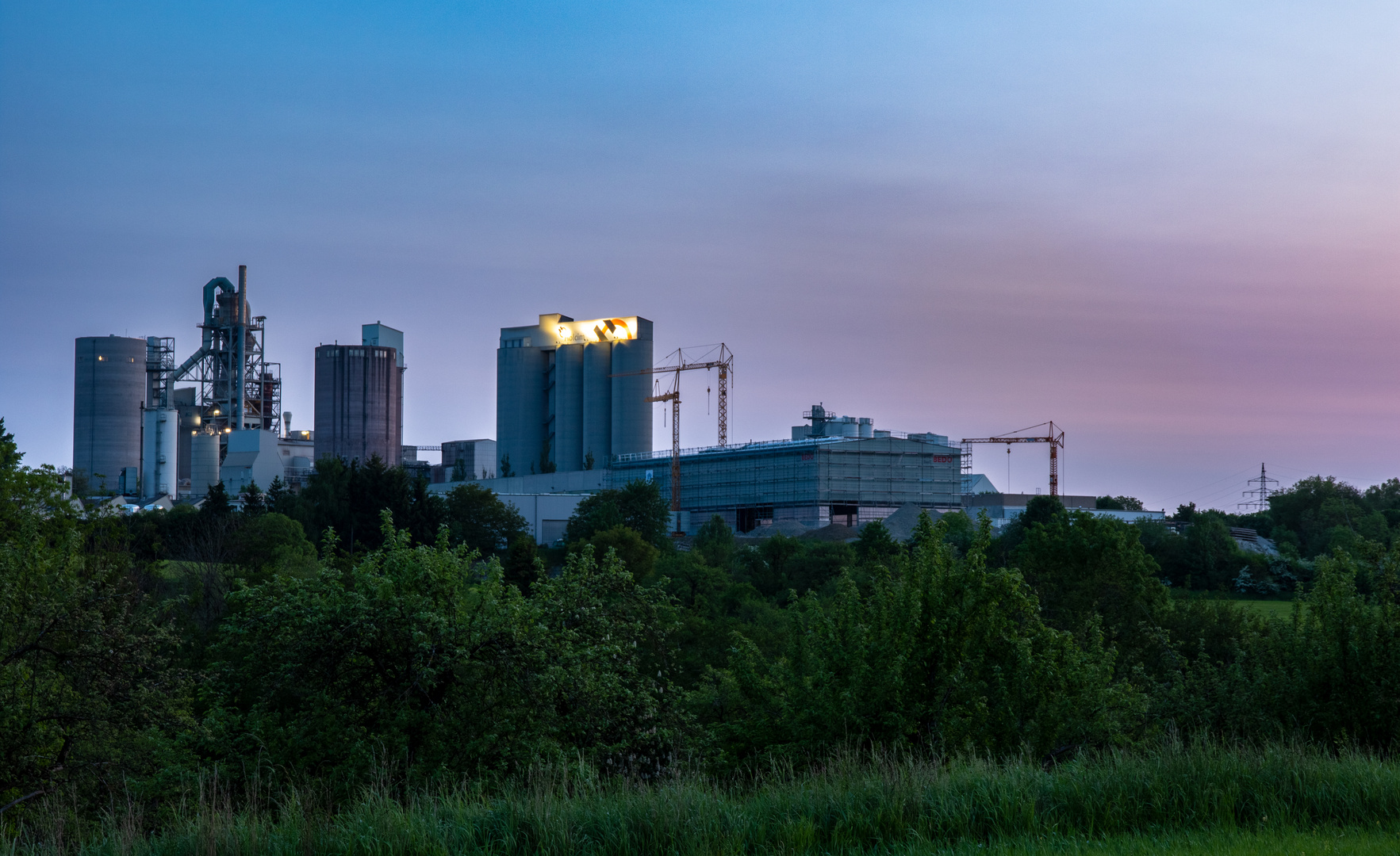 Blaue Stunde beim Zementwerk