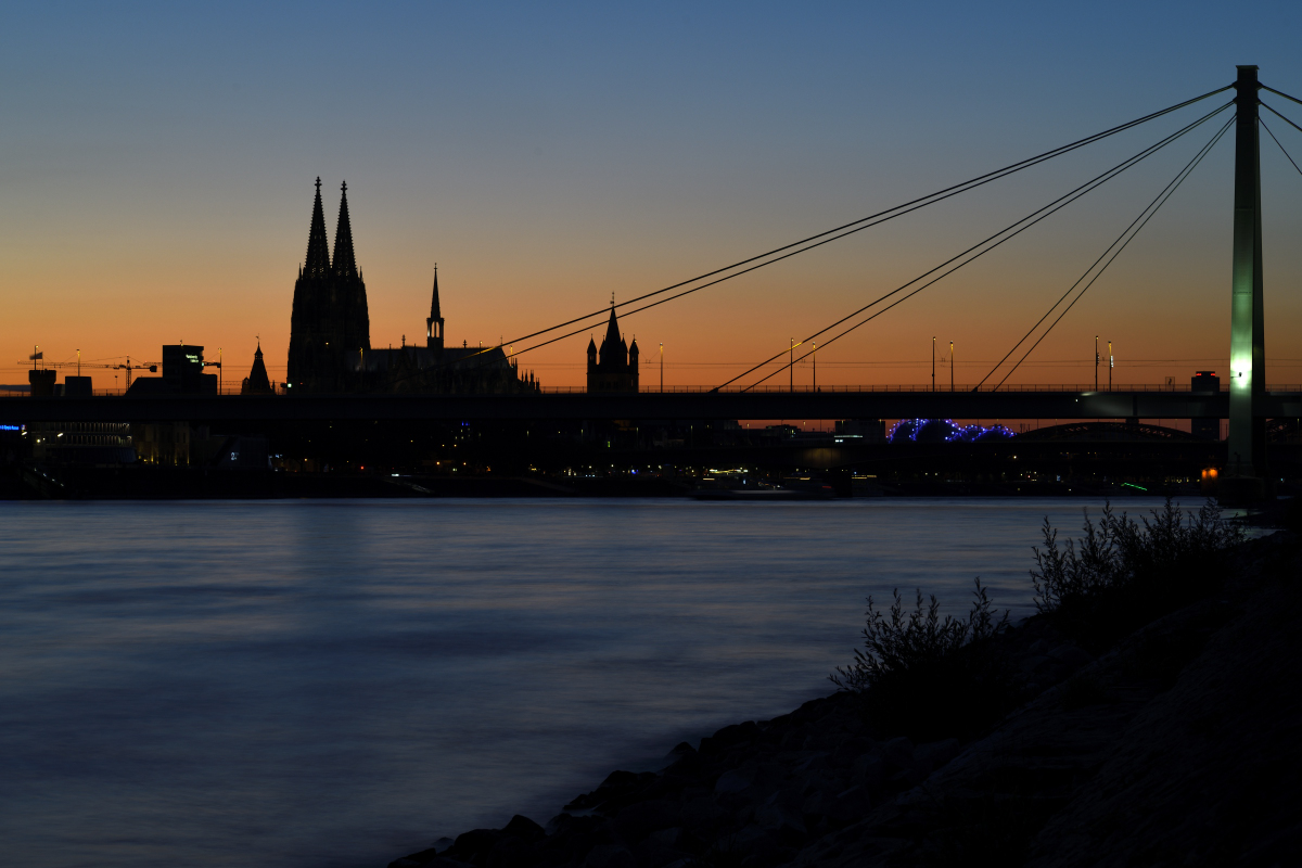 Blaue Stunde der Kölner Skyline