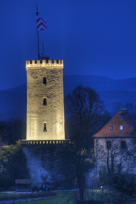 Blaue Stunde: die Sparrenburg im neuen Jubiläumslicht