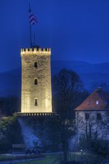 Blaue Stunde: die Sparrenburg im neuen Jubiläumslicht