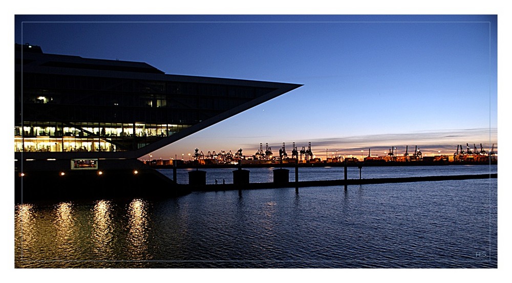 "Blaue Stunde" Dockland Hamburg