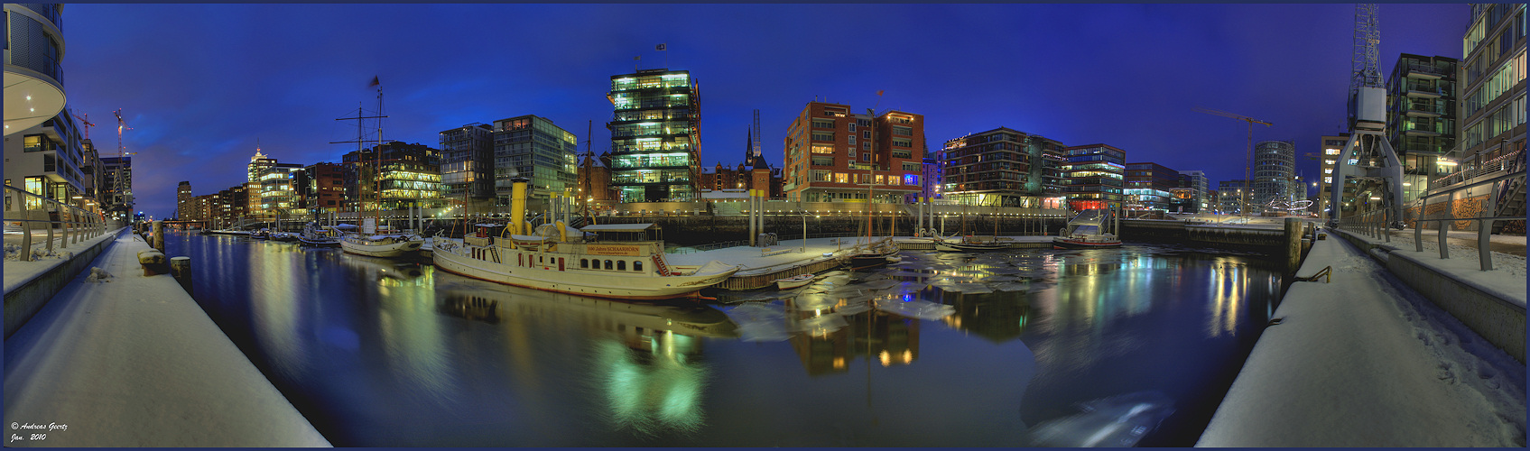 Blaue Stunde erwischt in der HafenCity am Museumshafen