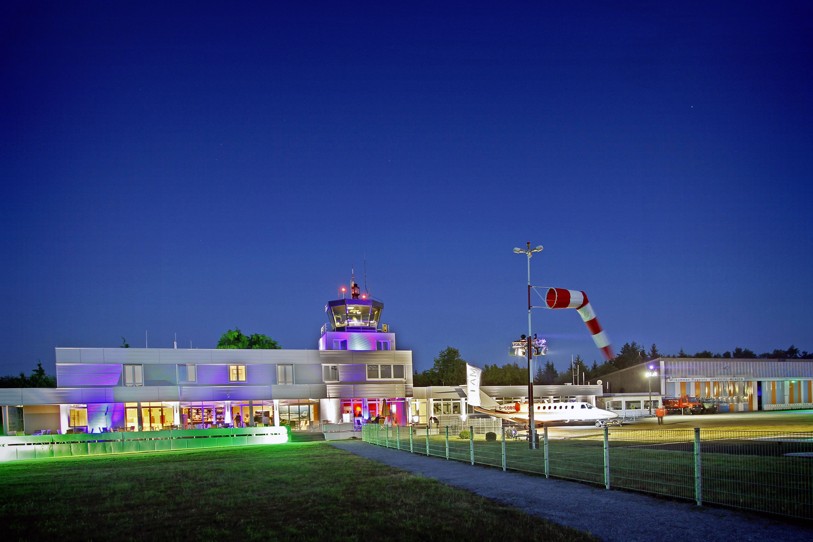 Blaue Stunde: Flugplatz Arnsberg Menden (FAM) in Arnsberg-Voßwinkel