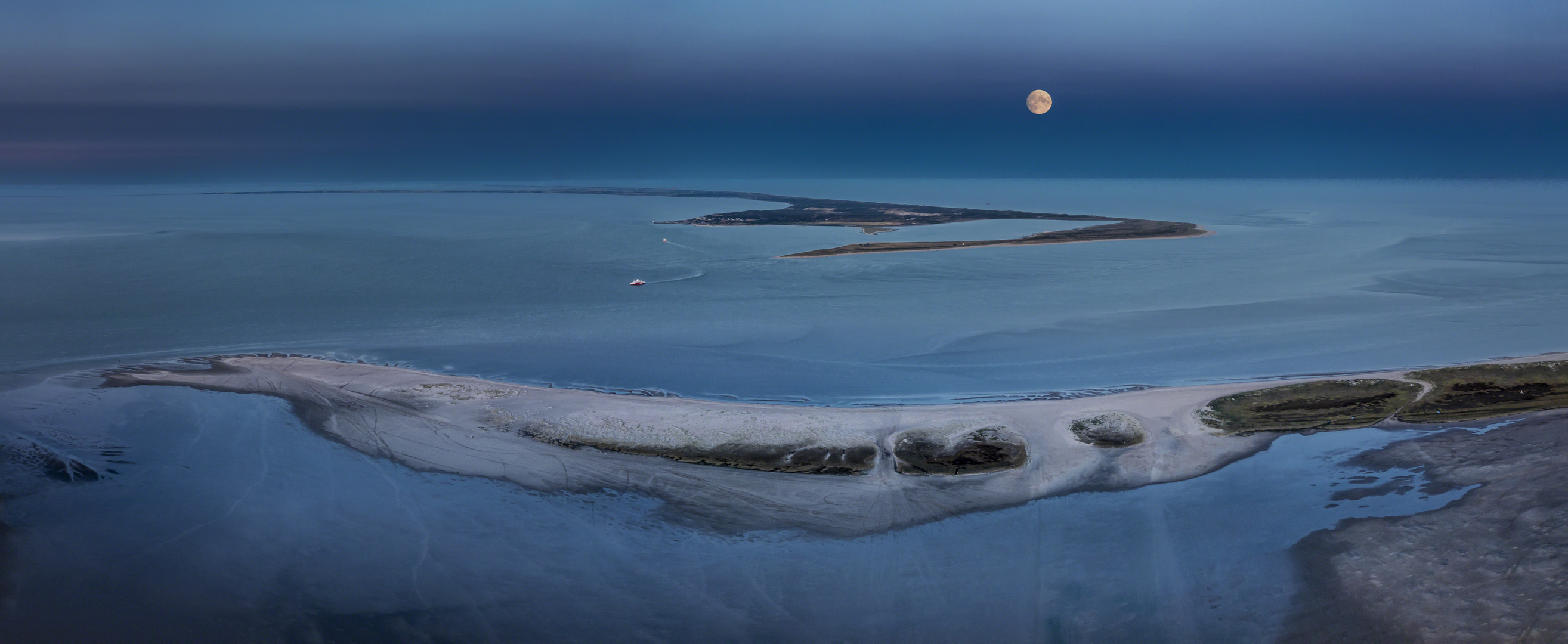 Blaue Stunde: frühmorgendlicher Blick von Rømø auf Sylt