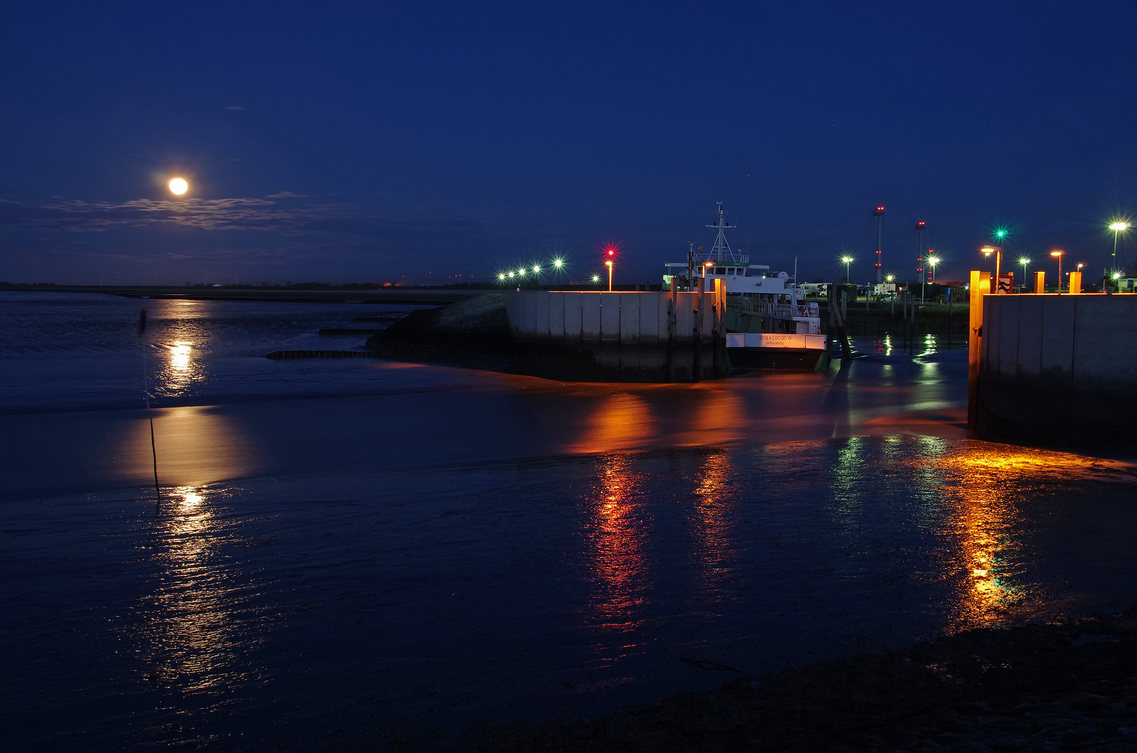 Blaue Stunde Hafeneinfahrt Neuharlingersiel