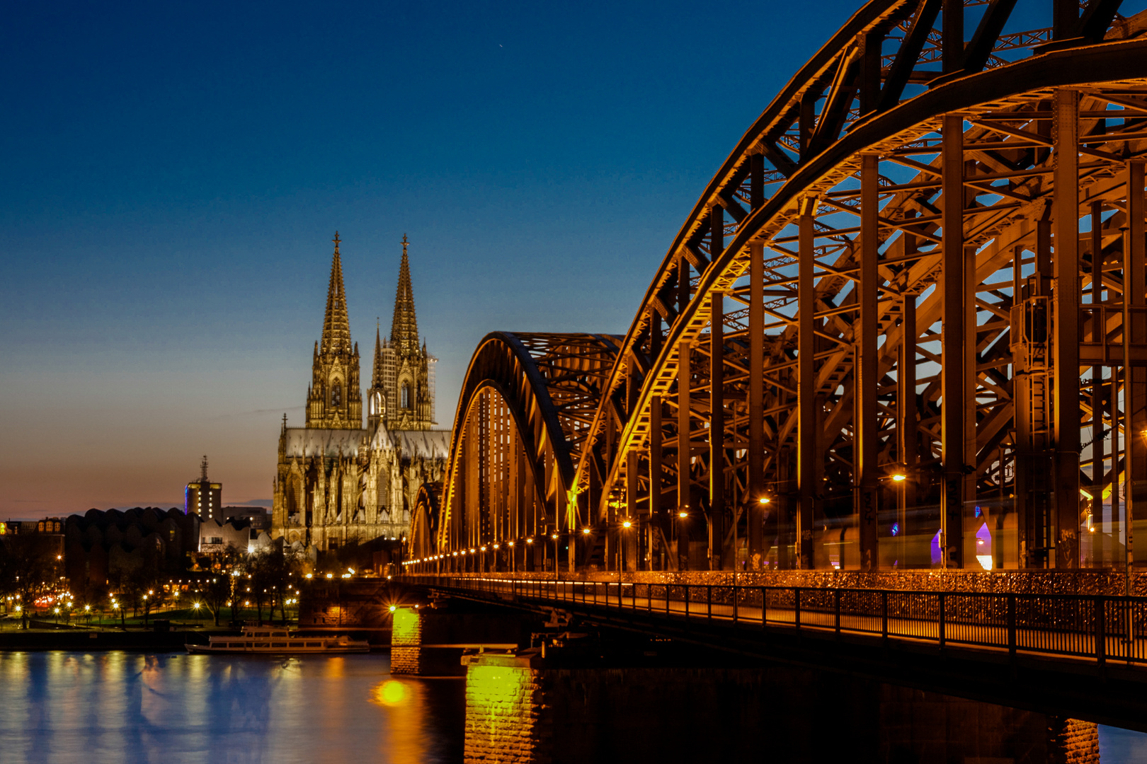 Blaue Stunde, Hohenzollernbrücke mit Dom