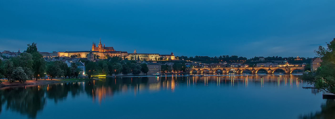 Blaue Stunde, Hradschin und Karlsbrücke....