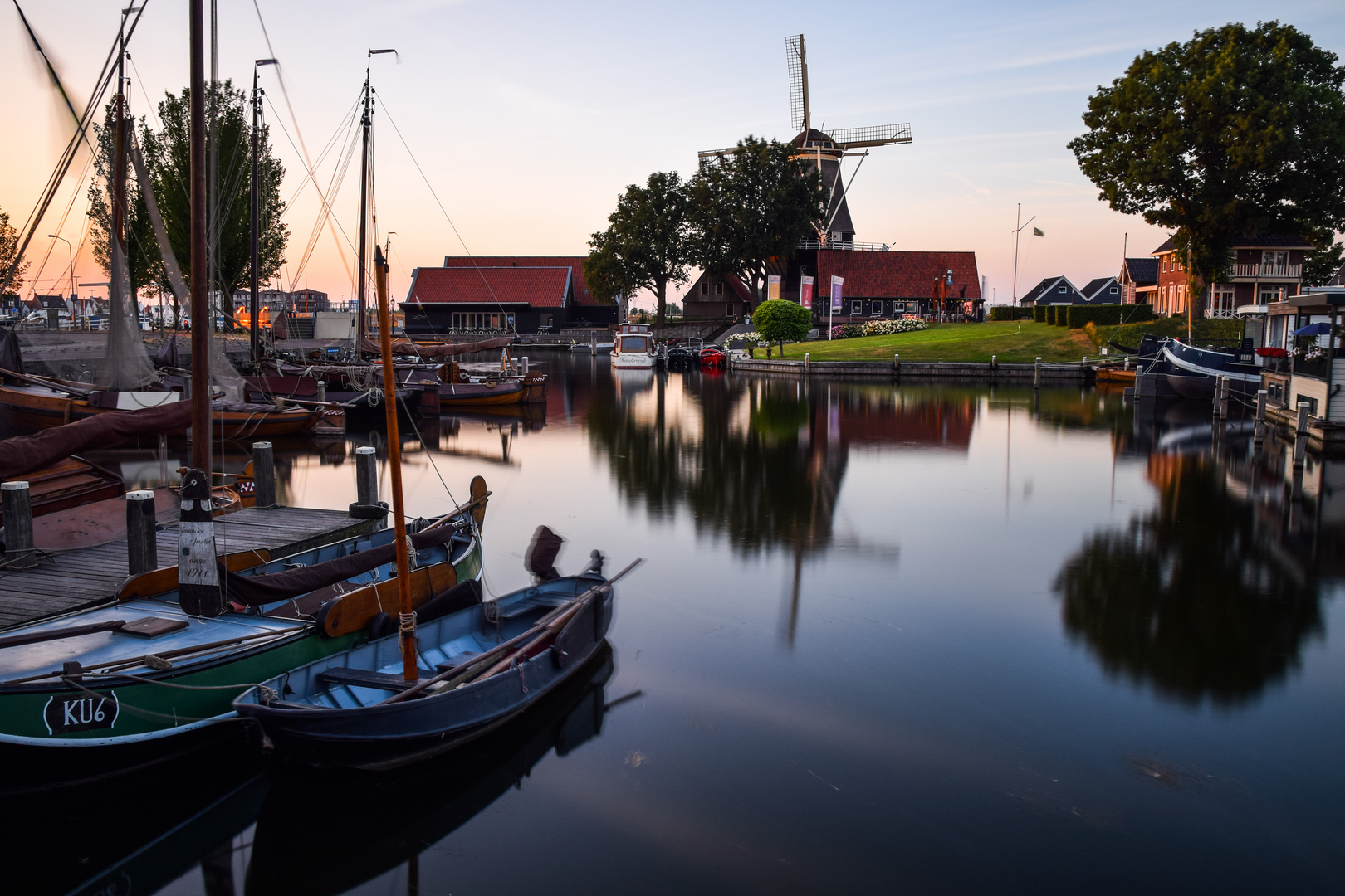 Blaue Stunde im alten Hafen von Harderwijk