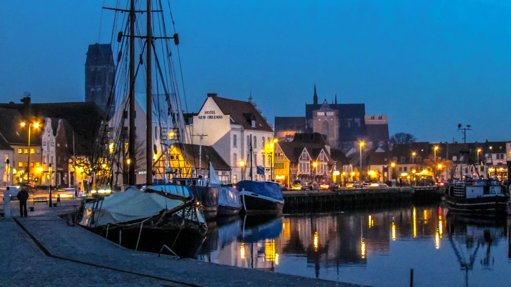 Blaue Stunde im alten Wismarer Hafen
