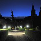 Blaue Stunde im Barockgarten