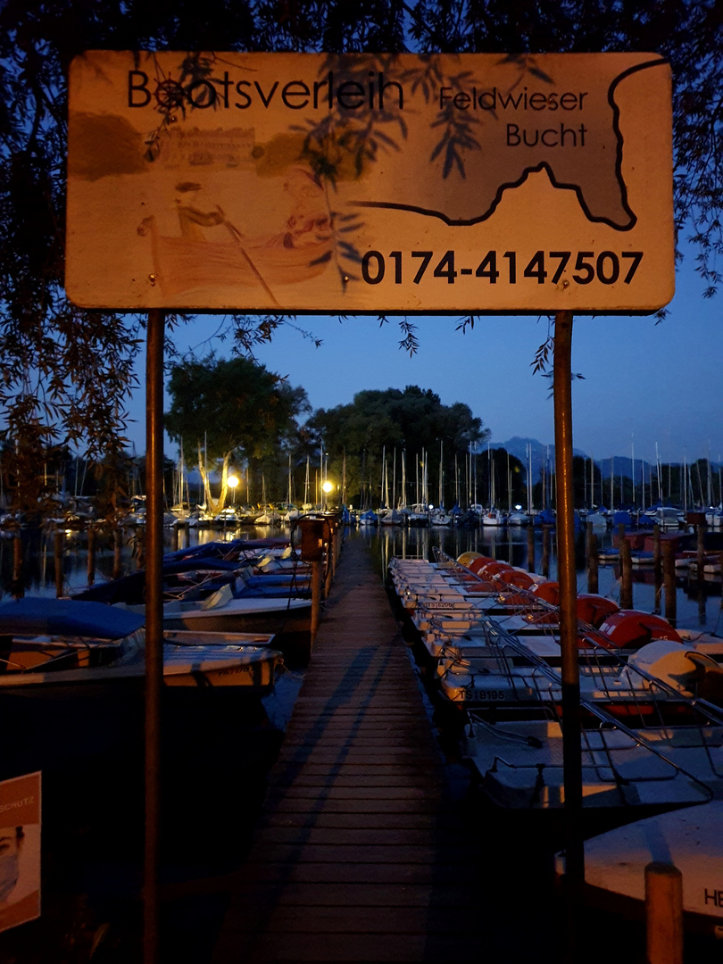 Blaue Stunde im Bootshafen