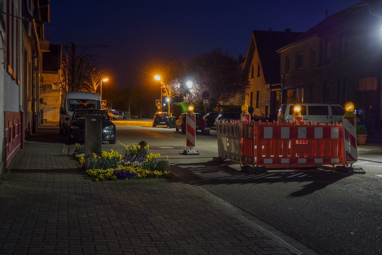 Blaue Stunde im Dorf