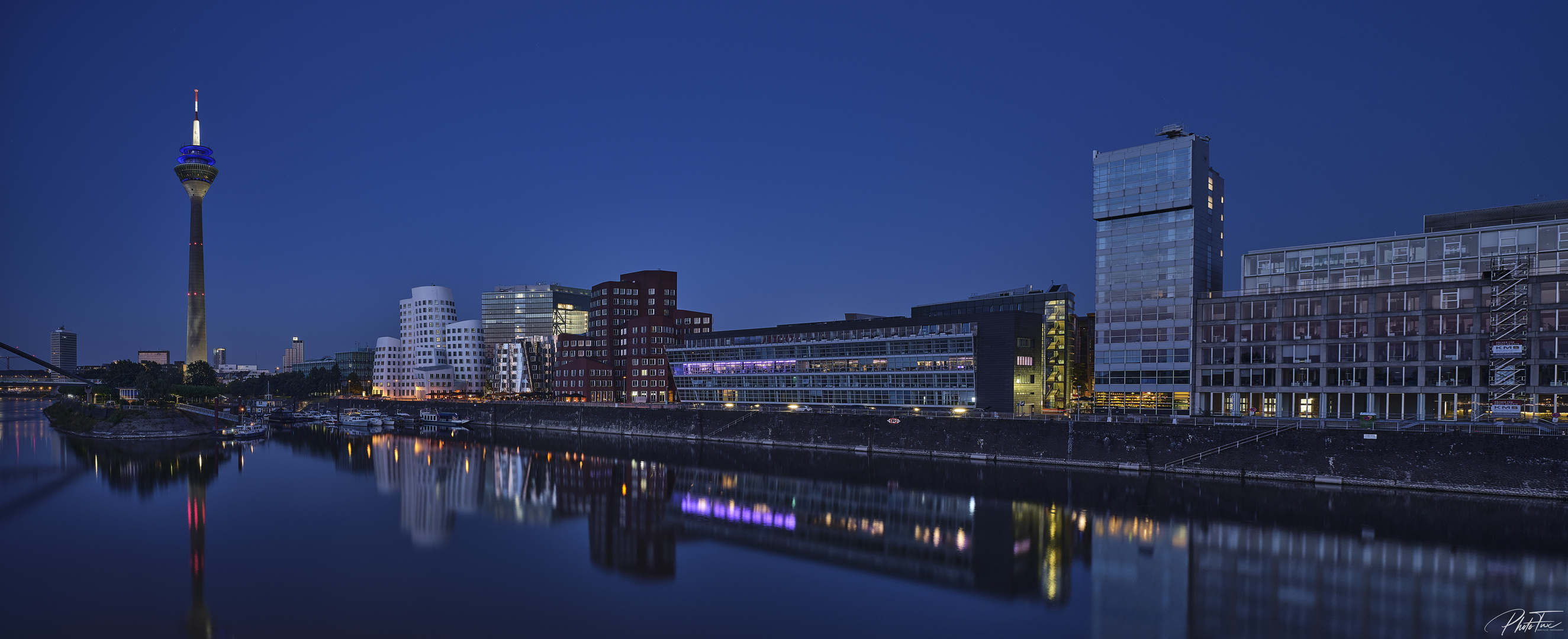 Blaue Stunde im Düsseldorfer Hafen