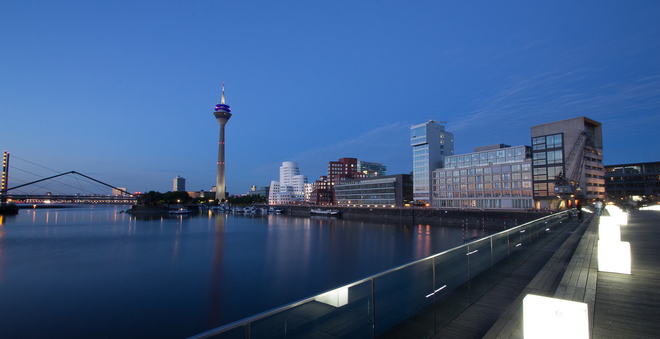 Blaue Stunde im Düsseldorfer Medienhafen