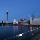 Blaue Stunde im Düsseldorfer Medienhafen