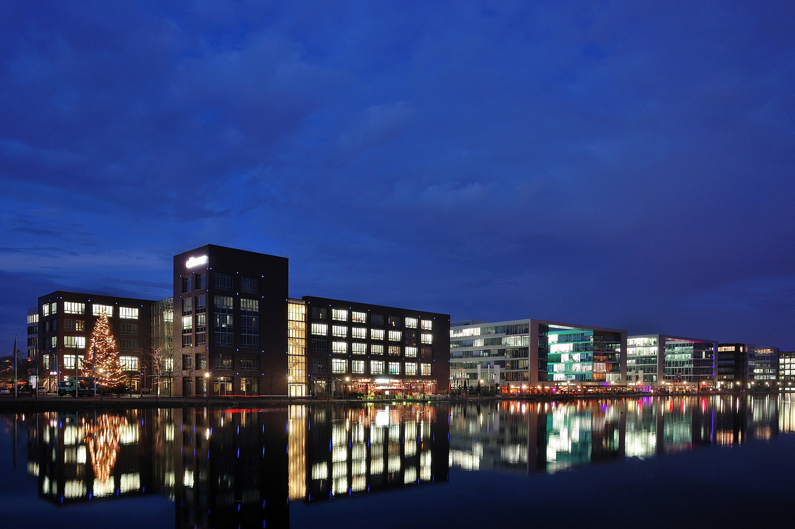 Blaue Stunde im Duisburger Innenhafen