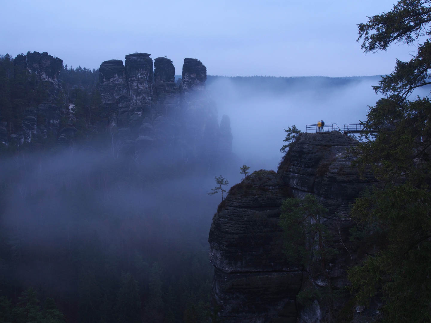 Blaue Stunde im Elbsandsteingebirge