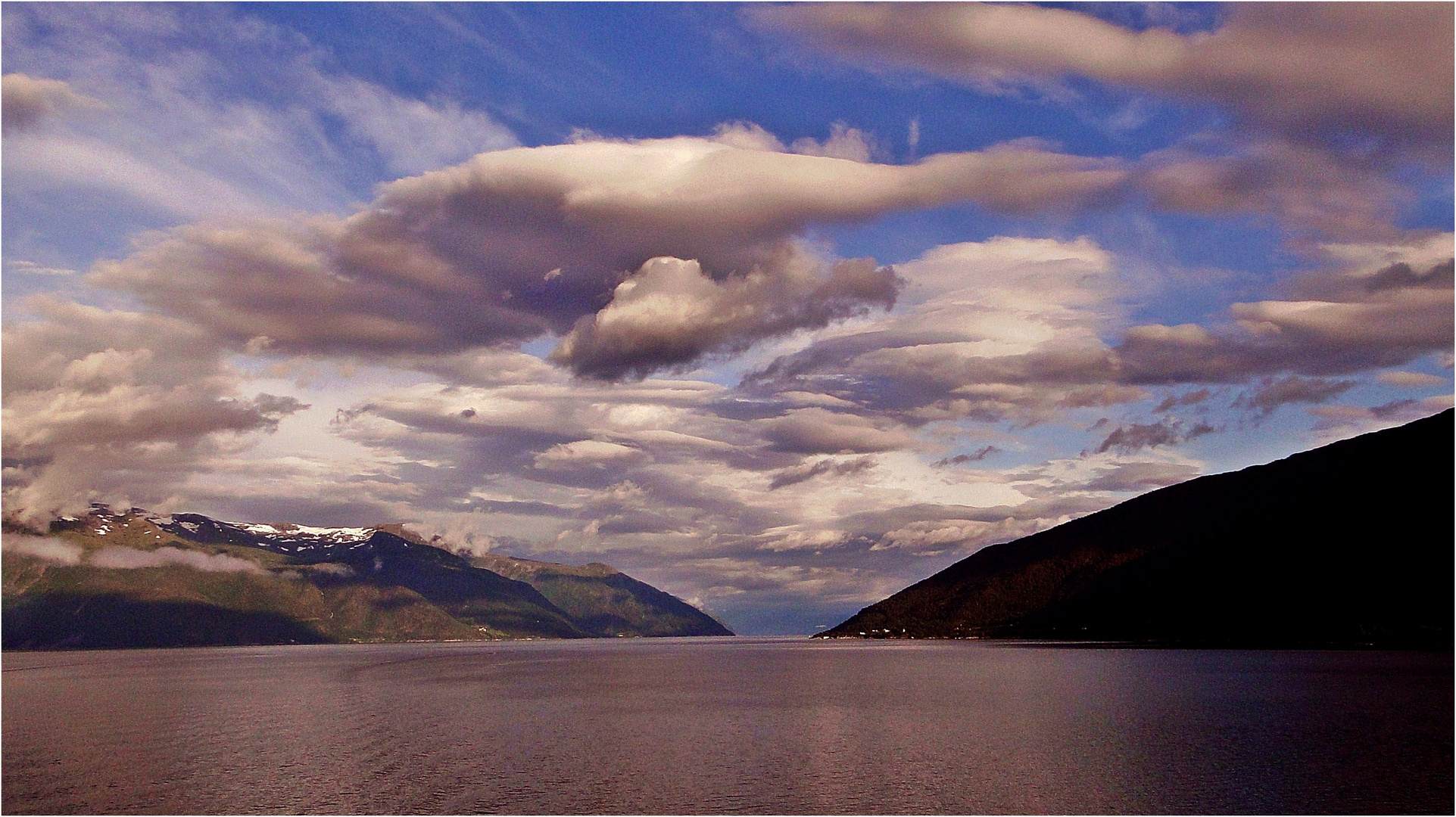 Blaue Stunde im Fjord