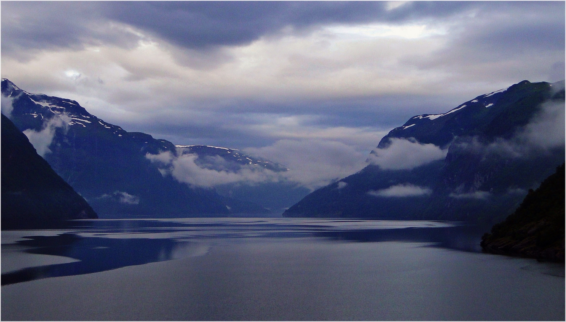 Blaue Stunde im Fjord ...