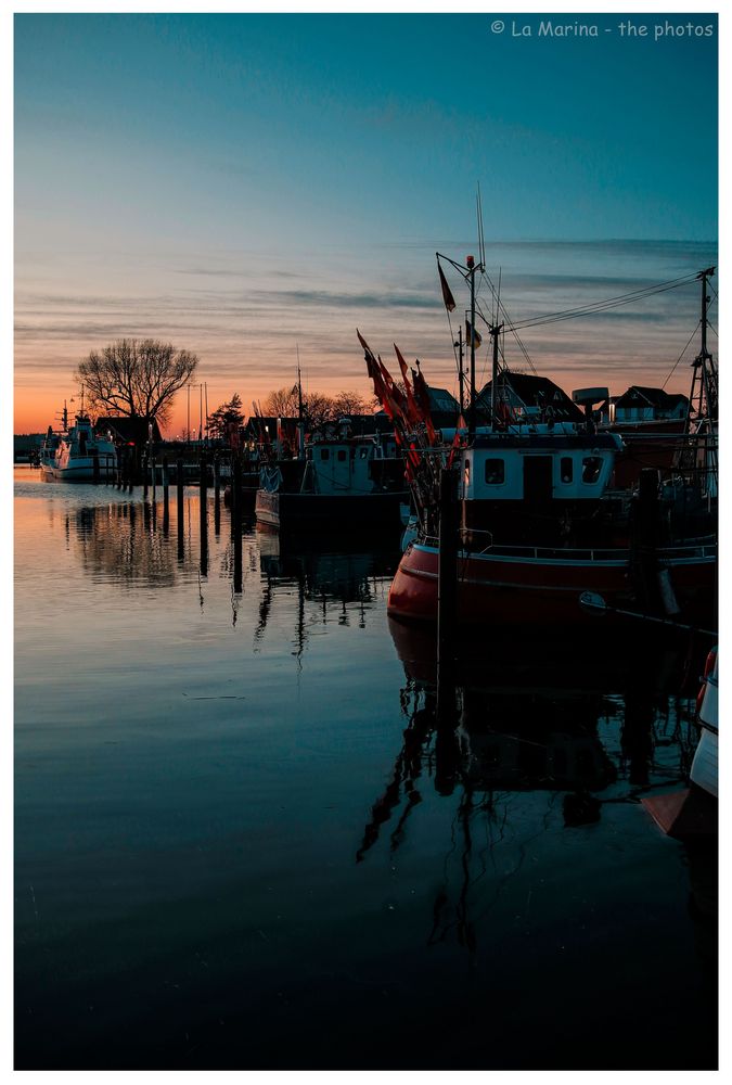 Blaue Stunde im Hafen