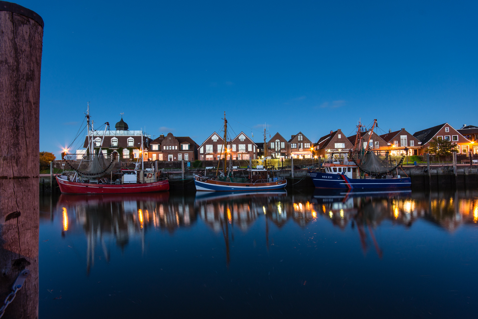 Blaue Stunde im Hafen