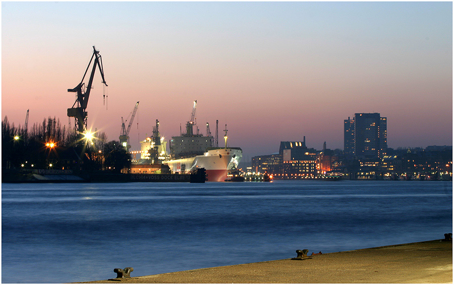 Blaue Stunde im Hafen