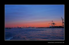 Blaue Stunde im Hafen