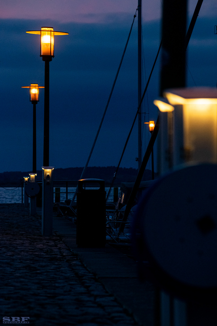 Blaue Stunde im Hafen