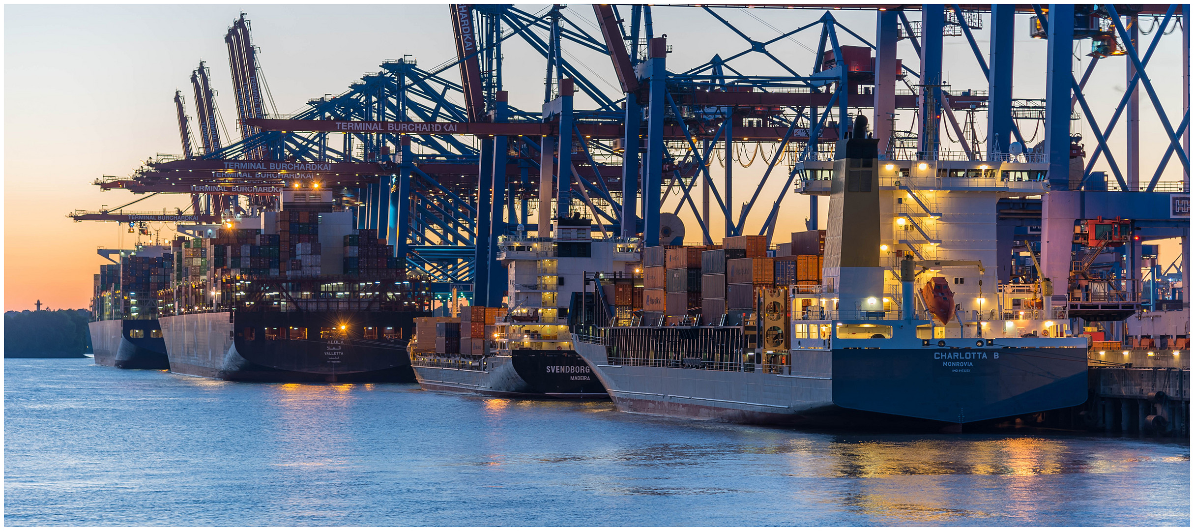 Blaue Stunde im Hafen