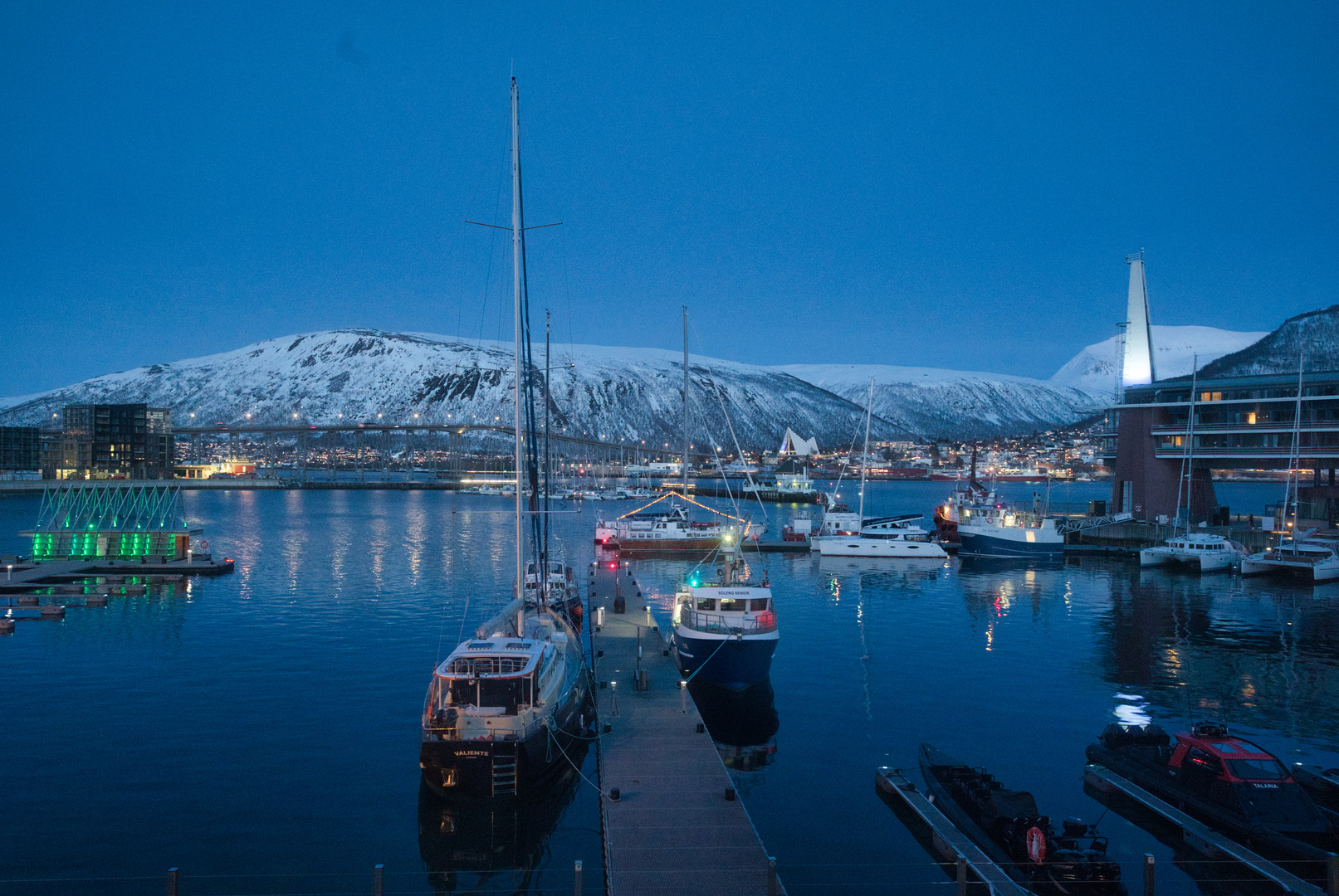 Blaue Stunde im Hafen