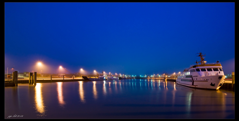 Blaue Stunde im Hafen Bensersiel