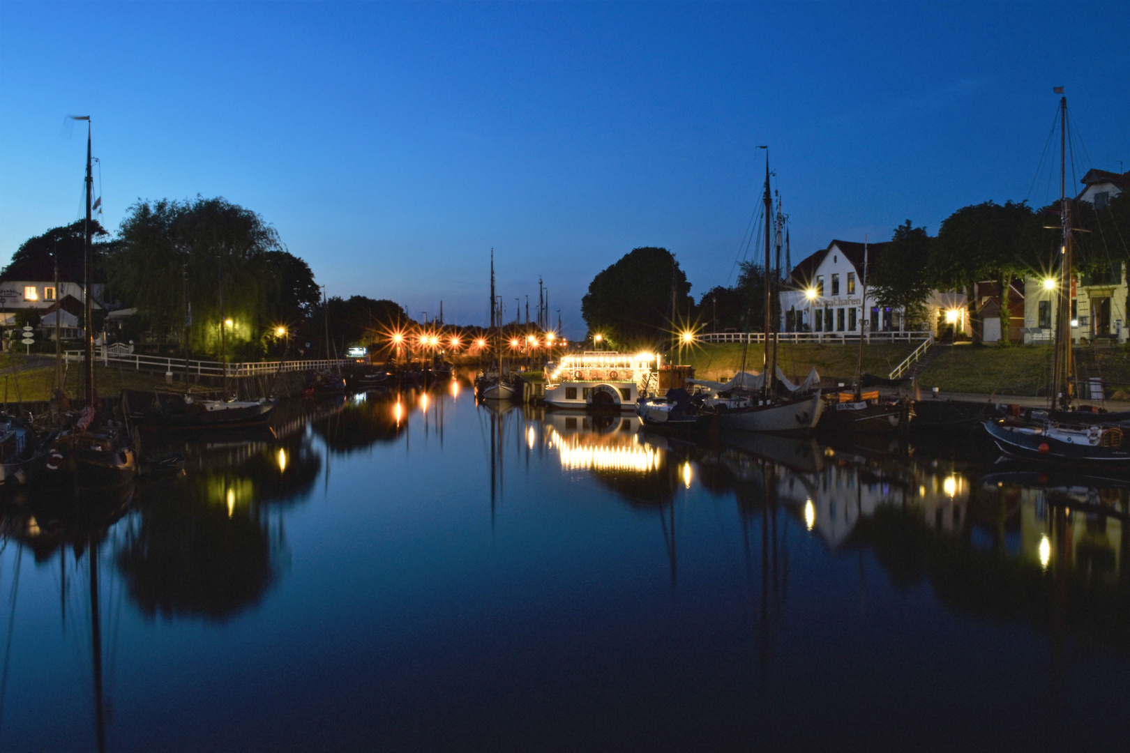 Blaue Stunde im Hafen