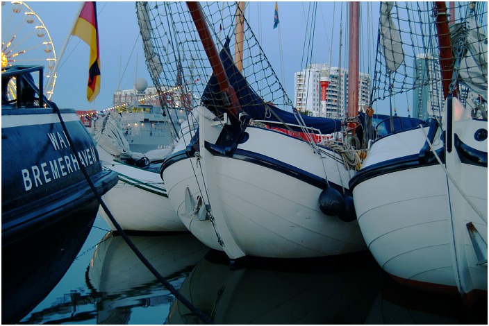 Blaue Stunde im Hafen von Rainer Berthin