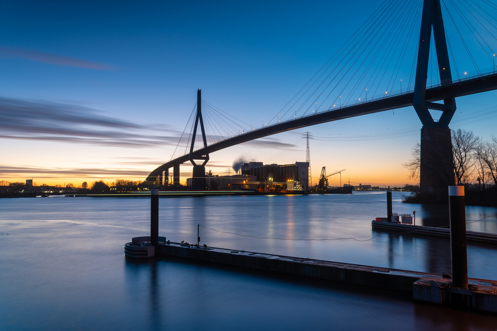 Blaue Stunde im Hafen hamburg