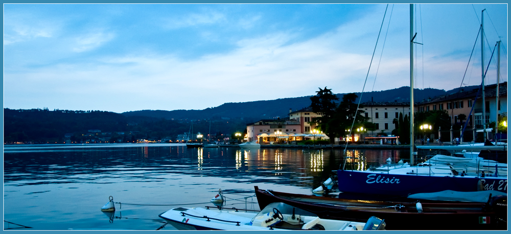 BLAUE STUNDE IM HAFEN-SALO