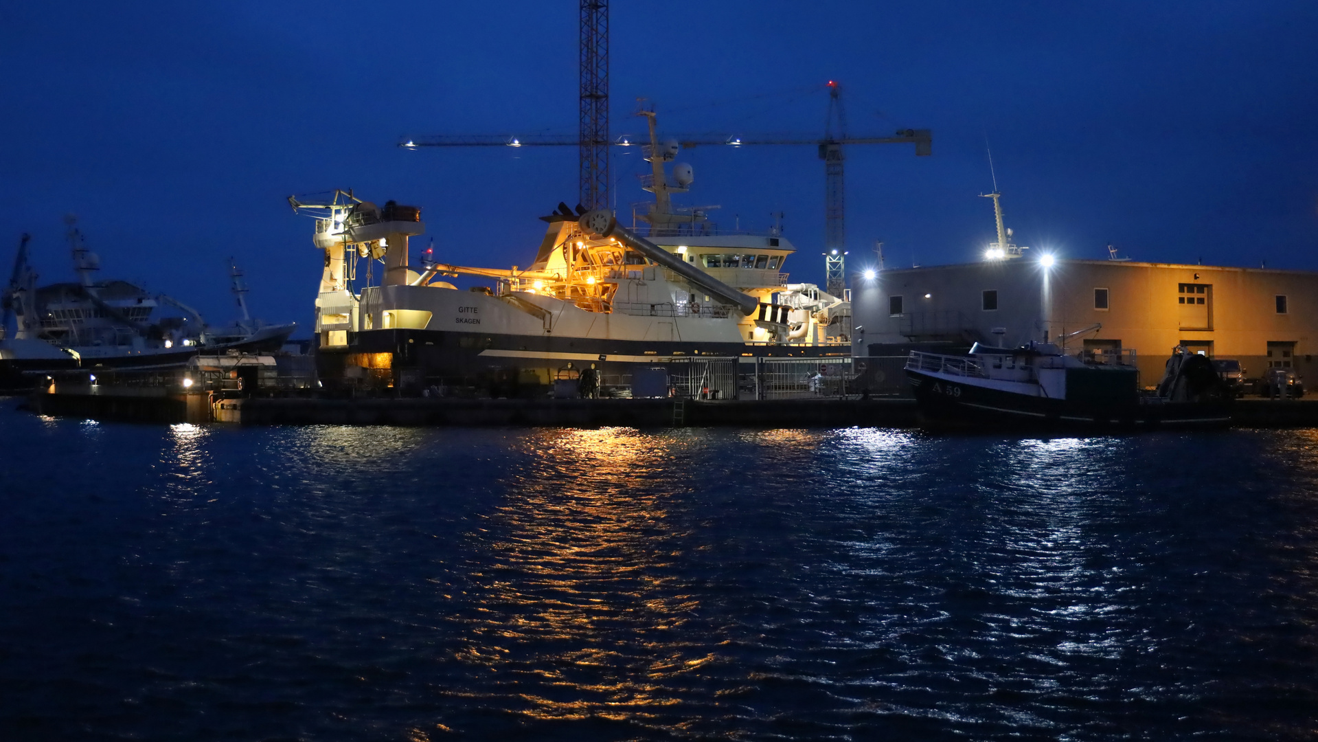 blaue Stunde im Hafen Skagen