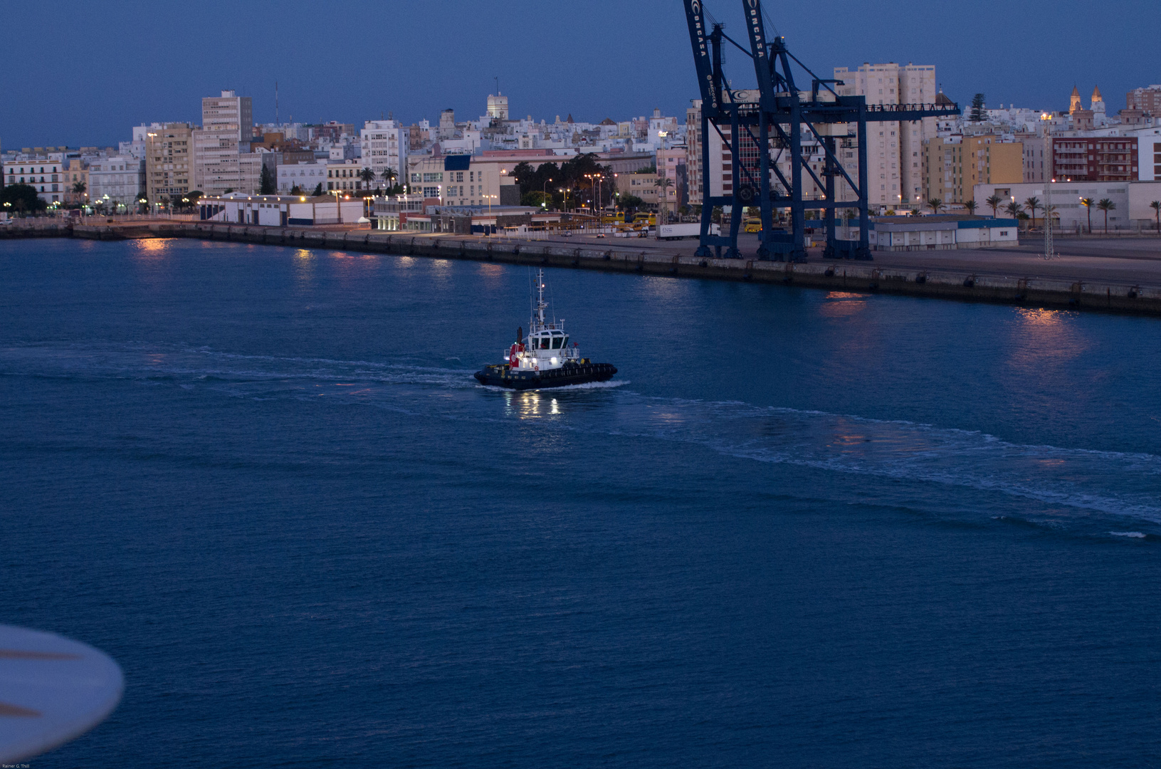 Blaue Stunde im Hafen von Cadiz