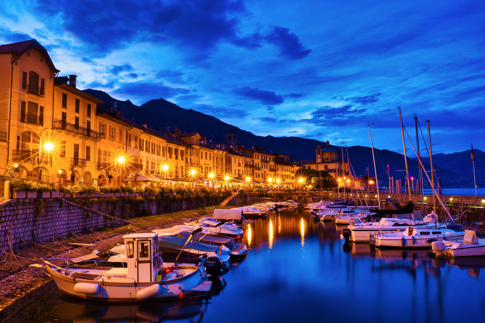 Blaue Stunde im Hafen von Cannobio 